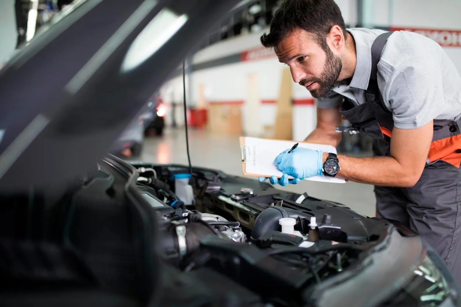 Mecânico fazendo diagnóstico no motor de um carro